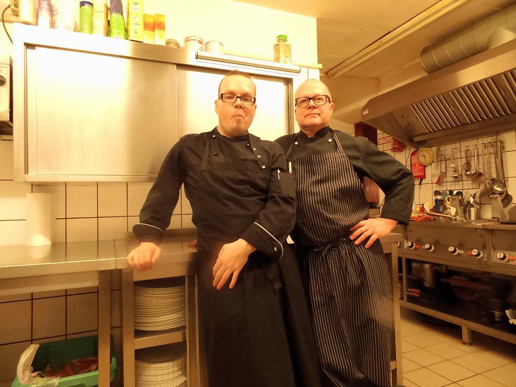 Pension & Restaurant "Alte Schule" Kluis ภายนอก รูปภาพ