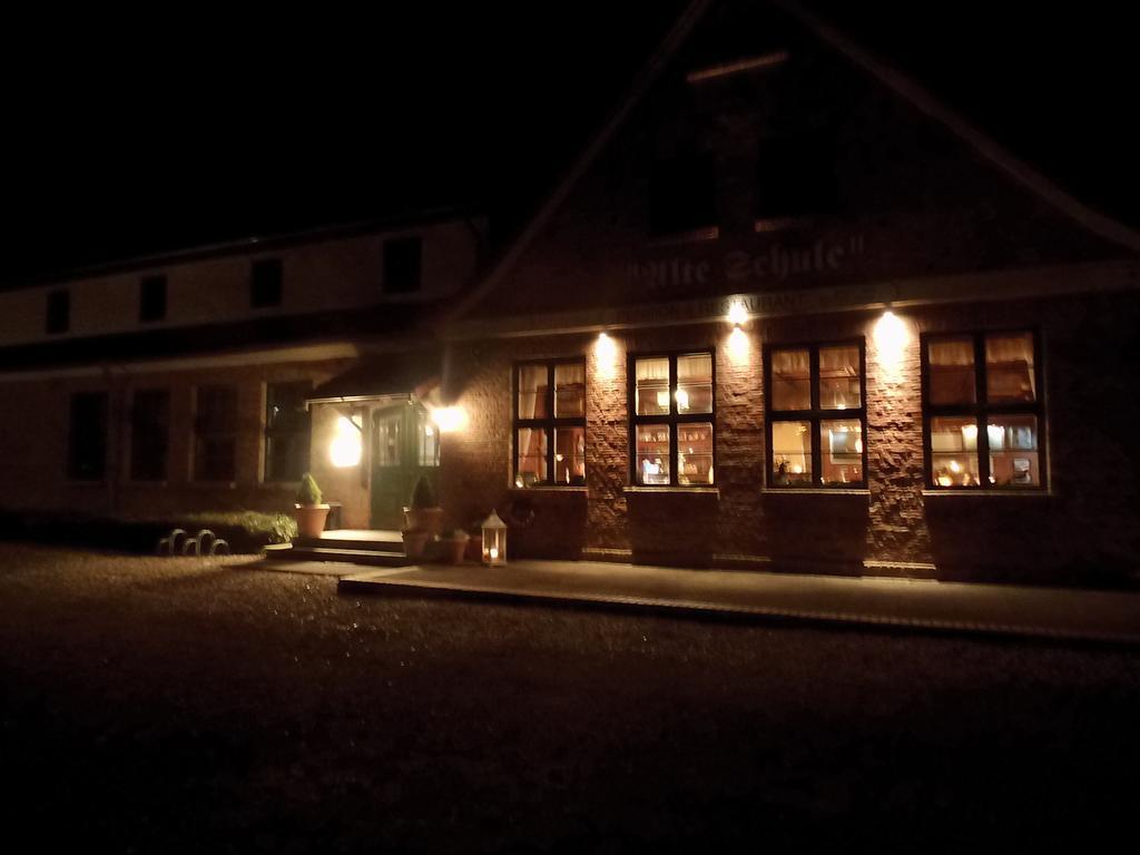 Pension & Restaurant "Alte Schule" Kluis ภายนอก รูปภาพ