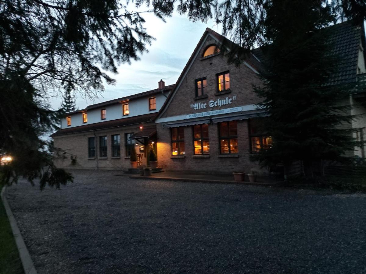 Pension & Restaurant "Alte Schule" Kluis ภายนอก รูปภาพ
