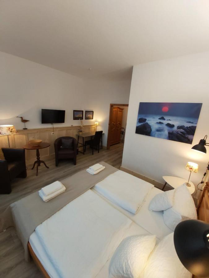 Pension & Restaurant "Alte Schule" Kluis ภายนอก รูปภาพ