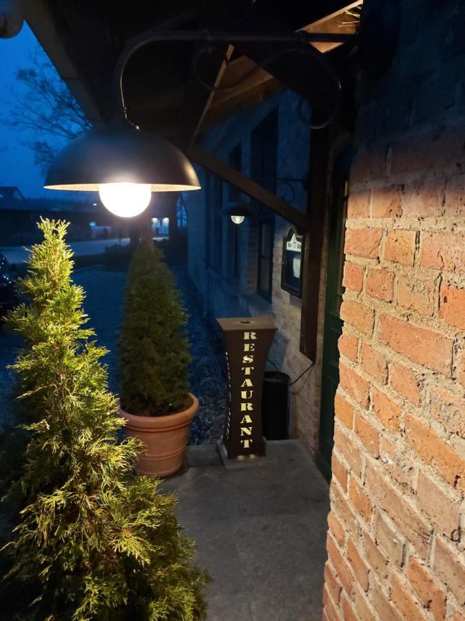 Pension & Restaurant "Alte Schule" Kluis ภายนอก รูปภาพ