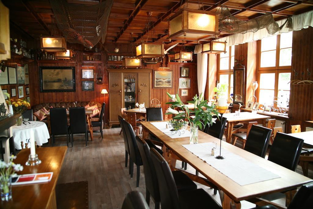 Pension & Restaurant "Alte Schule" Kluis ภายนอก รูปภาพ