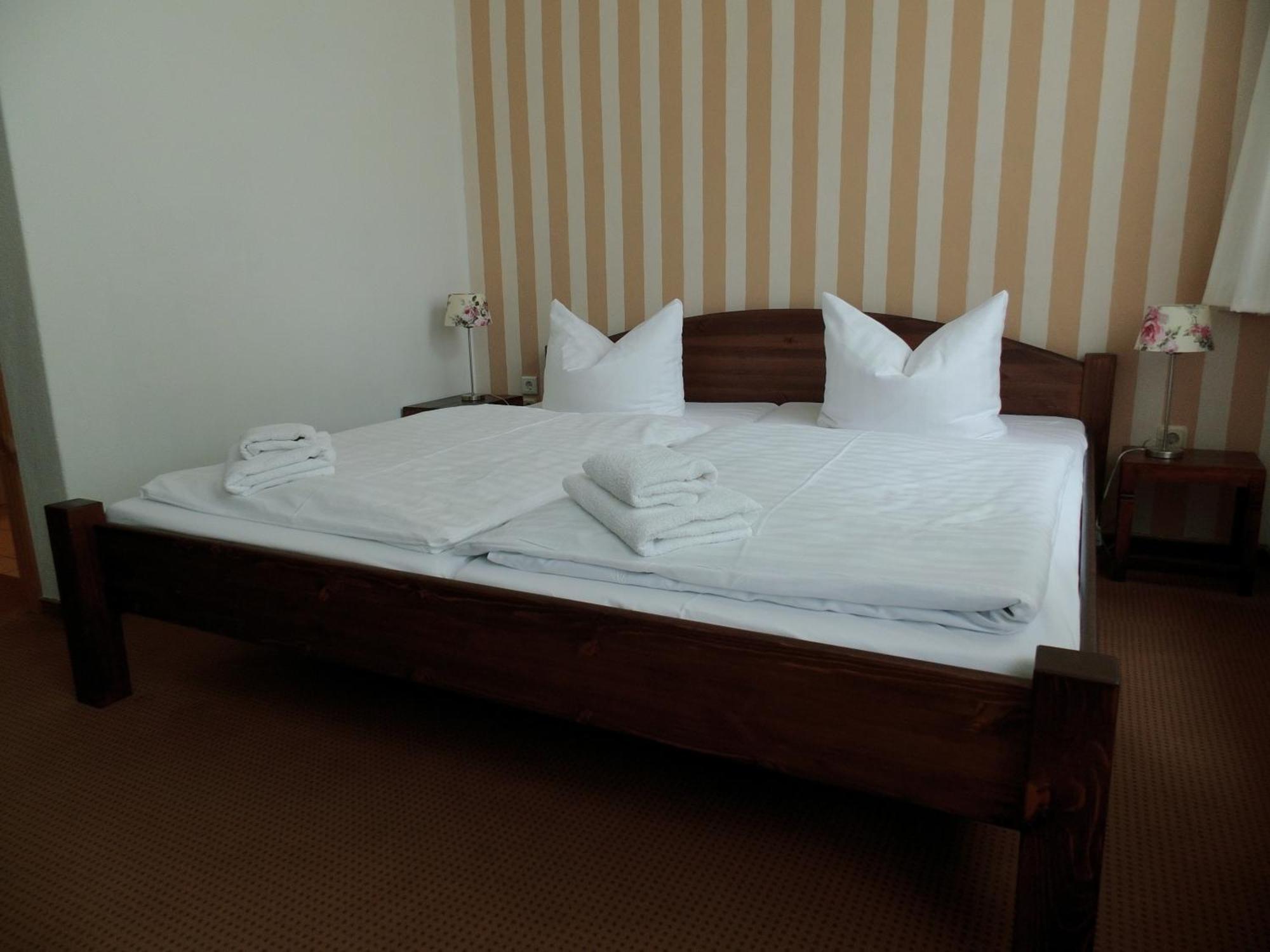 Pension & Restaurant "Alte Schule" Kluis ห้อง รูปภาพ