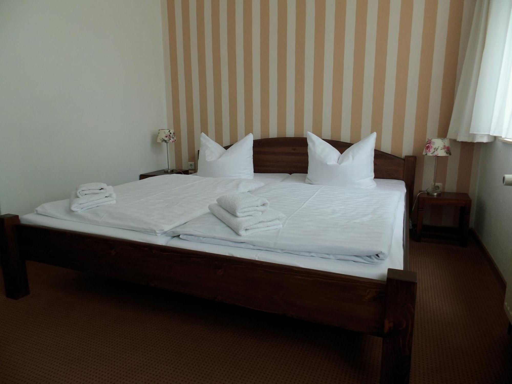 Pension & Restaurant "Alte Schule" Kluis ห้อง รูปภาพ