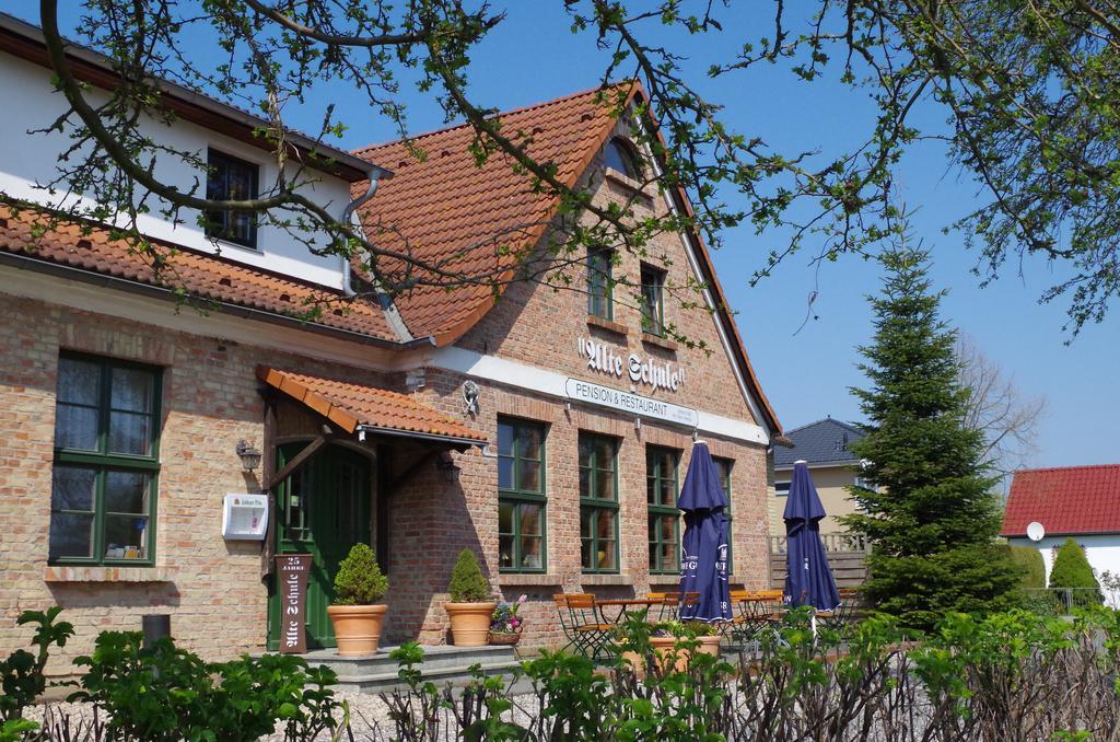 Pension & Restaurant "Alte Schule" Kluis ภายนอก รูปภาพ