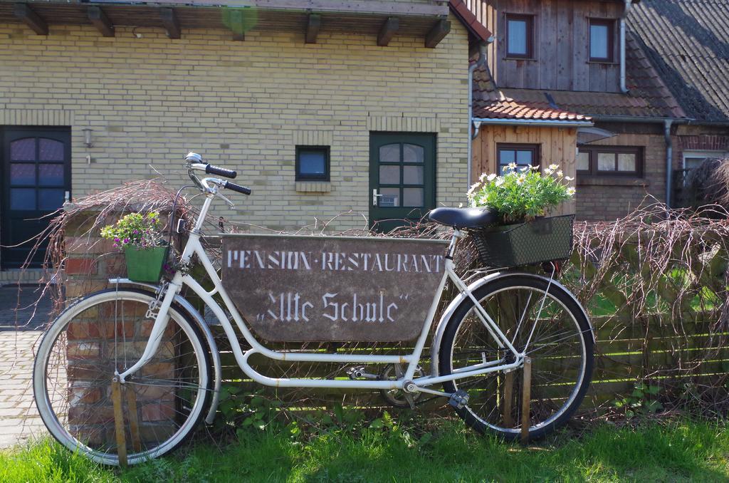Pension & Restaurant "Alte Schule" Kluis ภายนอก รูปภาพ