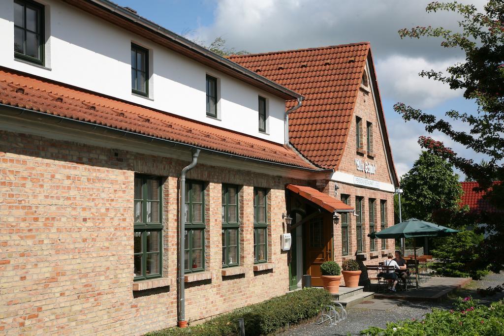 Pension & Restaurant "Alte Schule" Kluis ภายนอก รูปภาพ