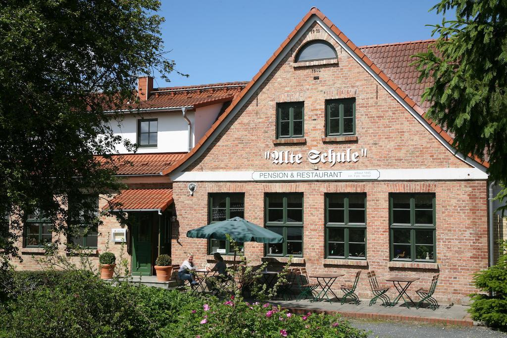 Pension & Restaurant "Alte Schule" Kluis ภายนอก รูปภาพ