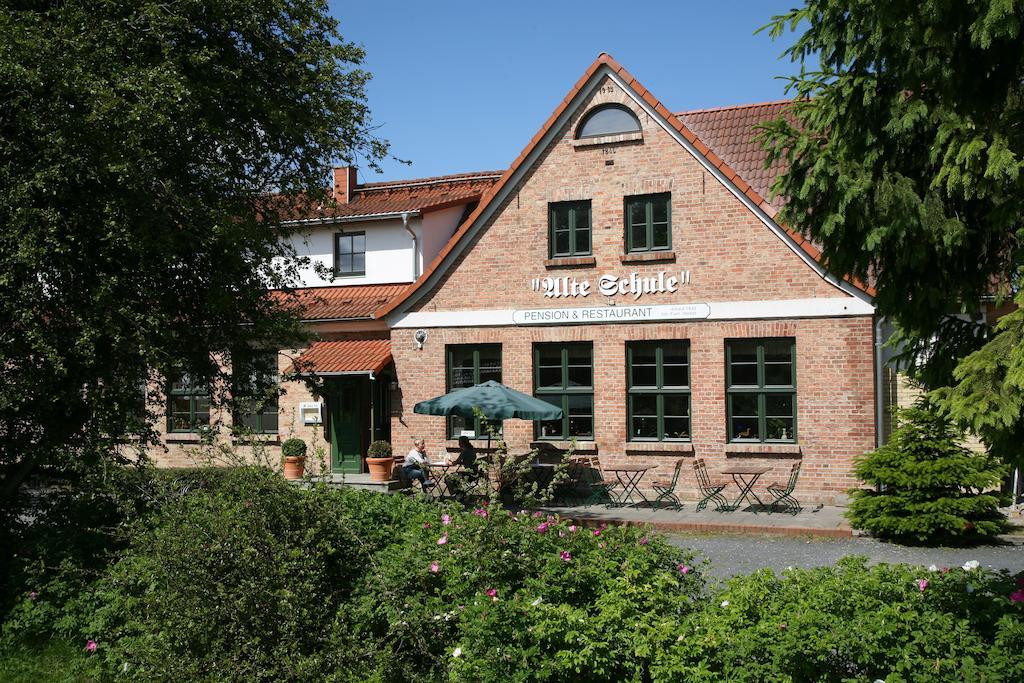 Pension & Restaurant "Alte Schule" Kluis ภายนอก รูปภาพ