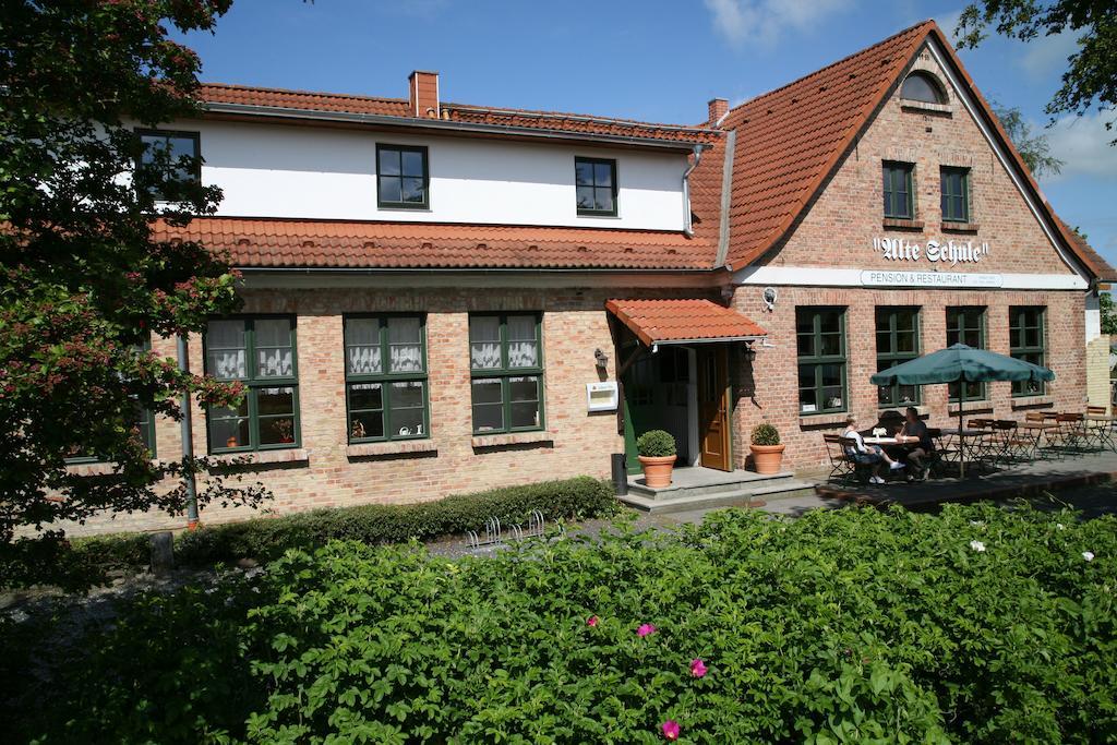 Pension & Restaurant "Alte Schule" Kluis ภายนอก รูปภาพ